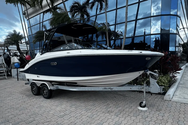 The Image of Sea Ray SPX 210 Outboard 2026 - 0