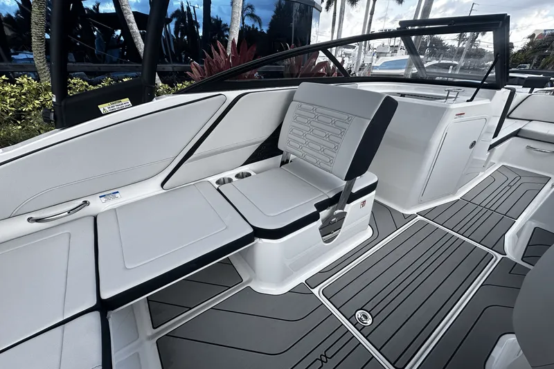 Slide: The Image of Sea Ray SPX 210 Outboard 2026 - 12