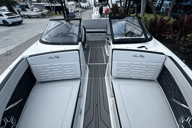 Slide: The Image of Sea Ray SPX 210 Outboard 2026 - 16