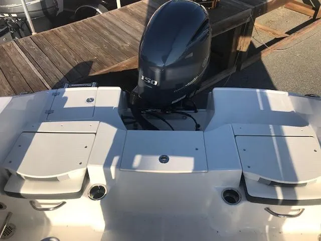 Slide: The Image of 2024 Robalo R200 Center Console boat with Yamaha 150 outboard engine. - 5