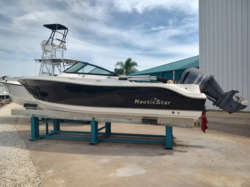 Slide: The Image of Nautic Star 2302LDC 2019 - 11