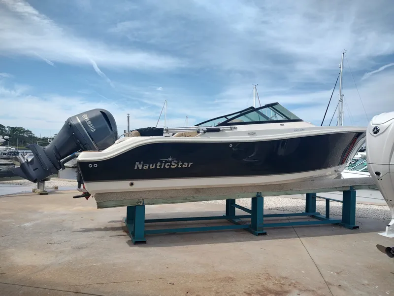 Slide: The Image of Nautic Star 2302LDC 2019 - 12