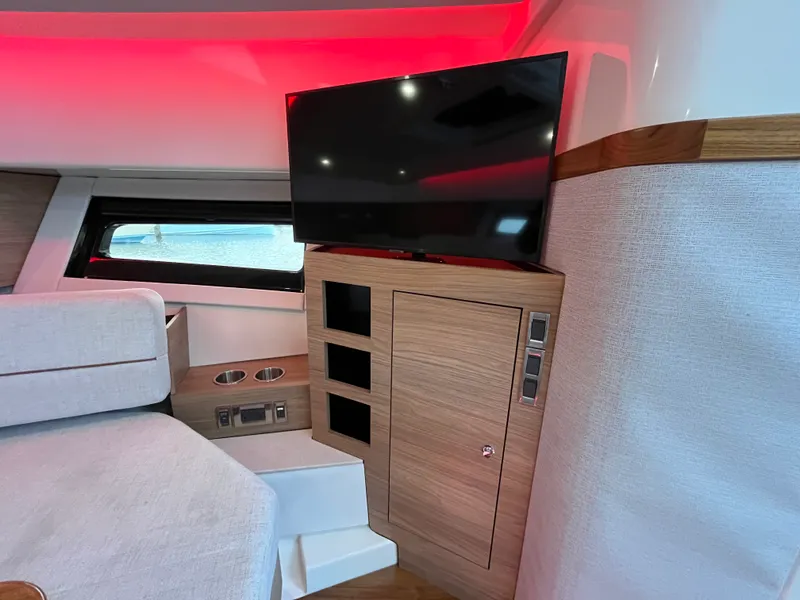 Slide: The Image of Boston Whaler 365 Conquest 2026 - 38