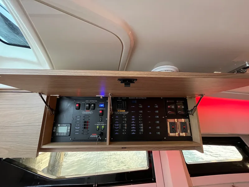 Slide: The Image of Boston Whaler 365 Conquest 2026 - 40