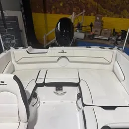 Slide: The Image of Stingray Boat Company "Sea Glass" 17DC 2027 - 1