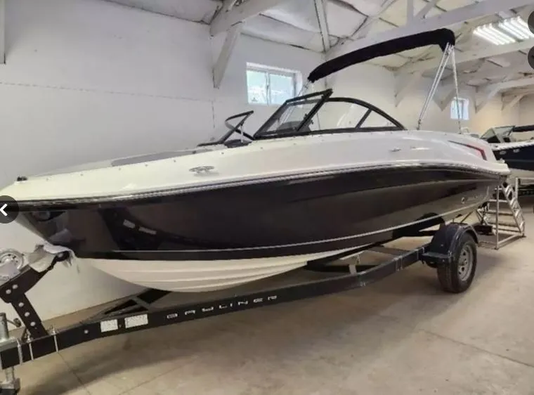 The Image of Bayliner VR5 2025 - 0