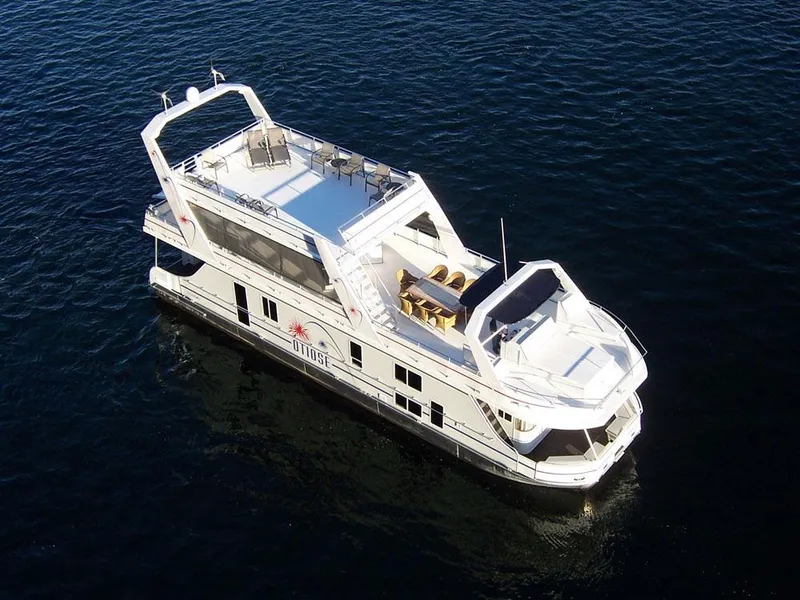 The Image of Custom 2005 The Entourage Shares 20 & 35 yacht on open water. - 0