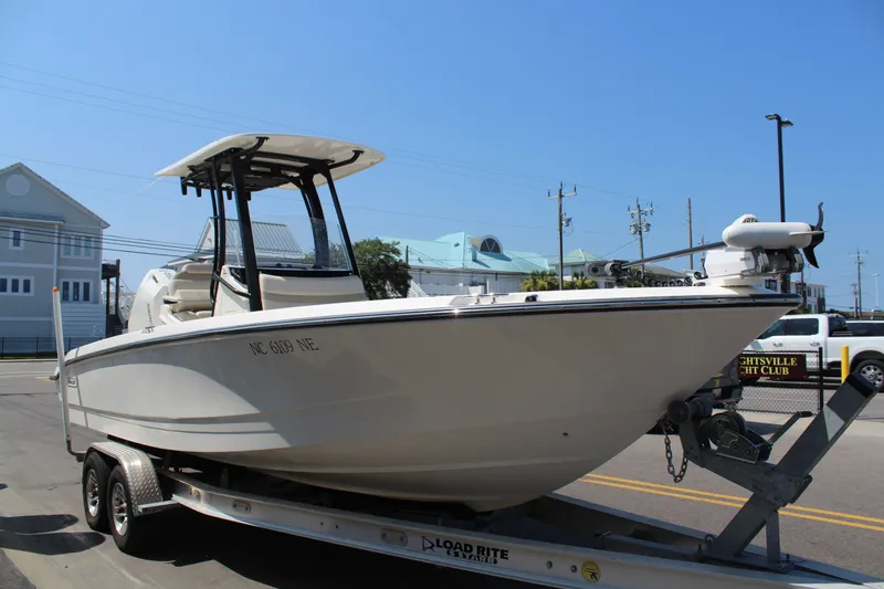 Slide: The Image of Boston Whaler 250 DAUNTLESS 2025 - 5