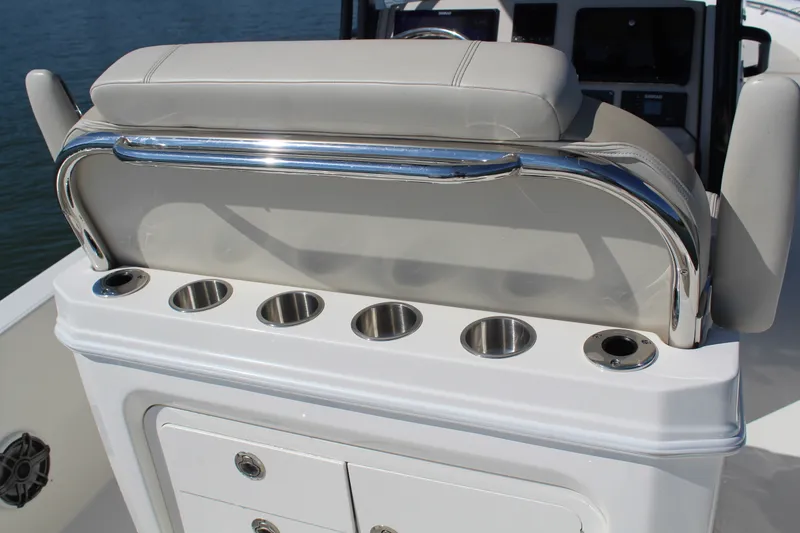 Slide: The Image of Boston Whaler 250 DAUNTLESS 2025 - 23
