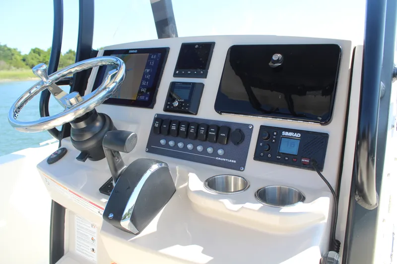 Slide: The Image of Boston Whaler 250 DAUNTLESS 2025 - 7