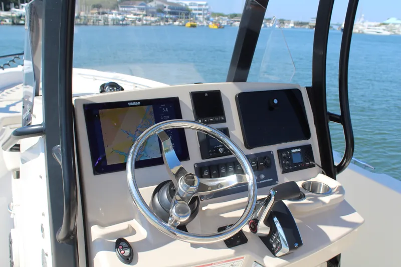 Slide: The Image of Boston Whaler 250 DAUNTLESS 2025 - 20