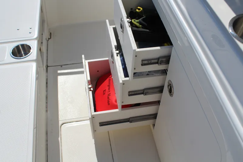 Slide: The Image of Boston Whaler 250 DAUNTLESS 2025 - 15
