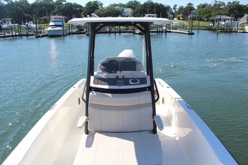 Slide: The Image of Boston Whaler 250 DAUNTLESS 2025 - 6