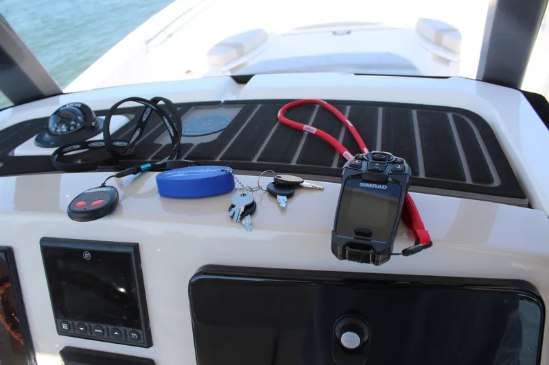 Slide: The Image of Boston Whaler 250 DAUNTLESS 2025 - 16