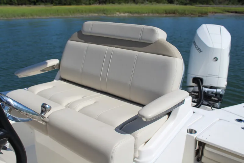 Slide: The Image of Boston Whaler 250 DAUNTLESS 2025 - 18