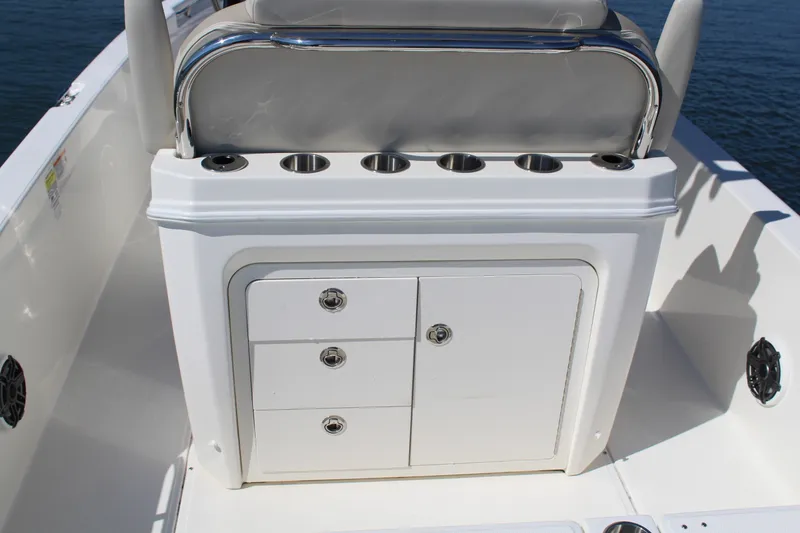 Slide: The Image of Boston Whaler 250 DAUNTLESS 2025 - 22