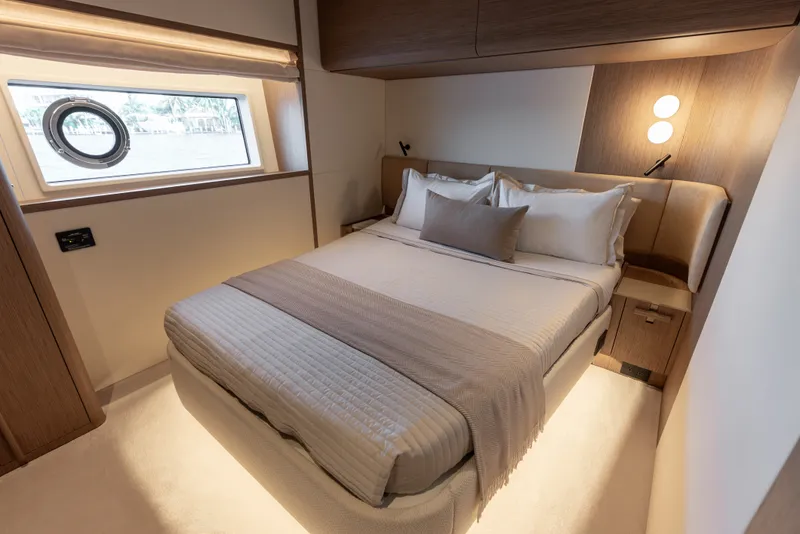 Slide: The Image of Azimut Fly 82 2027 - 72