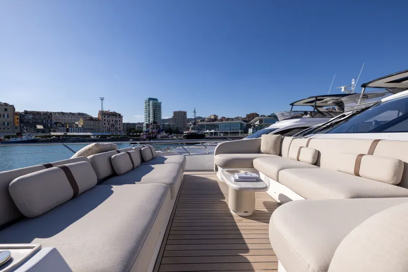 Slide: The Image of Azimut Fly 82 2027 - 5