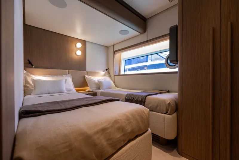 Slide: The Image of Azimut Fly 82 2027 - 34