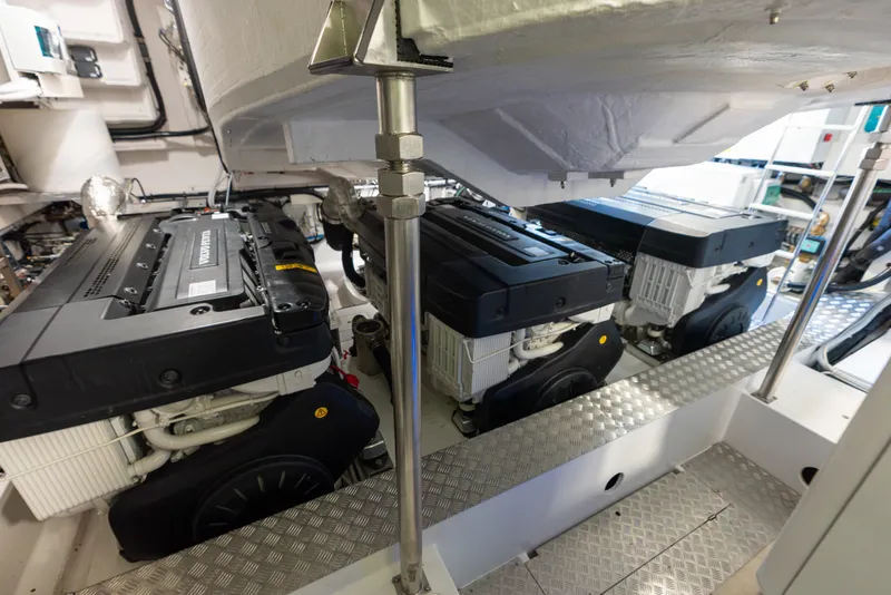 Slide: The Image of Azimut Fly 82 2027 - 86