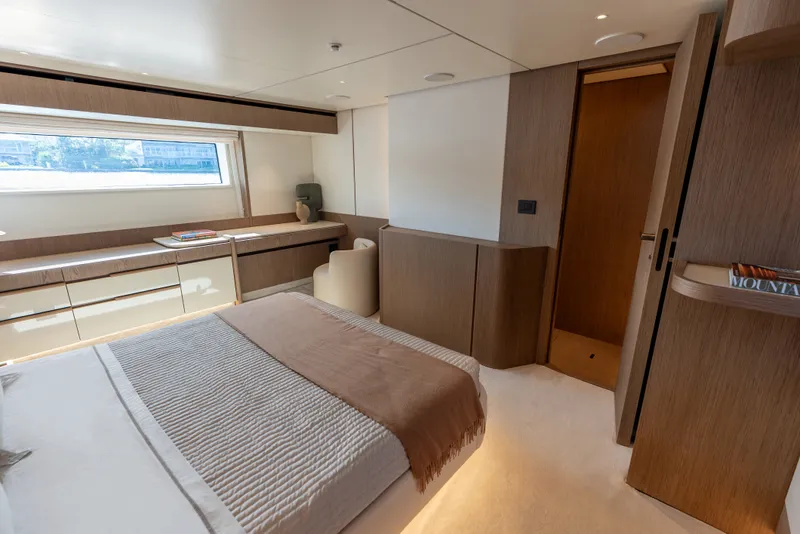 Slide: The Image of Azimut Fly 82 2027 - 63