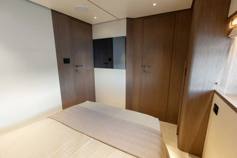 Slide: The Image of Azimut Fly 82 2027 - 73
