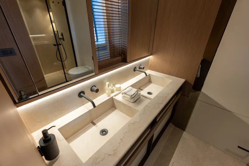 Slide: The Image of Azimut Fly 82 2027 - 64