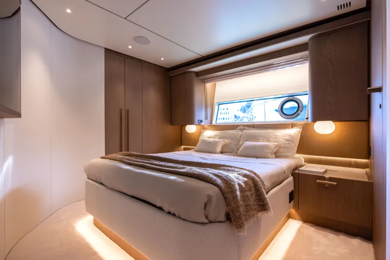 Slide: The Image of Azimut Fly 82 2027 - 40