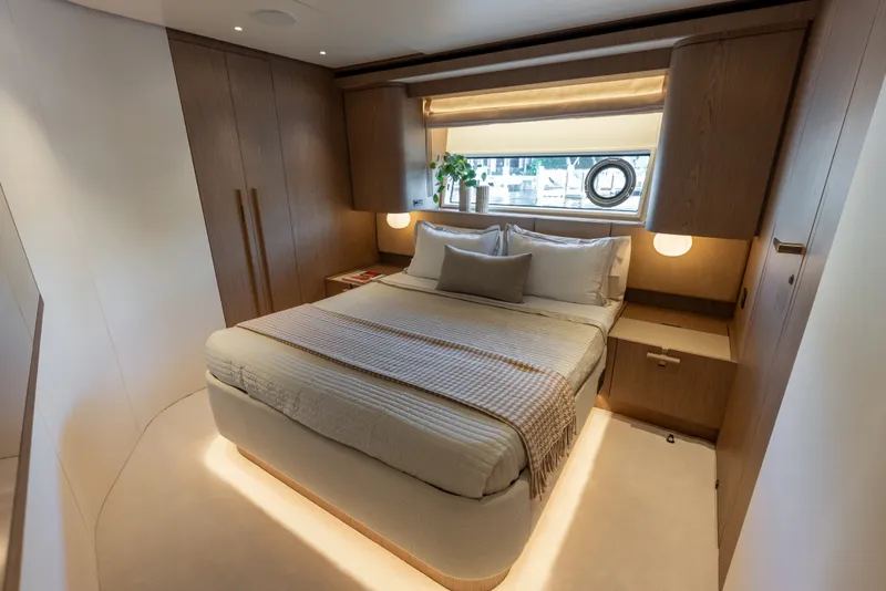 Slide: The Image of Azimut Fly 82 2027 - 76
