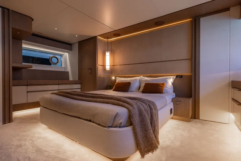 Slide: The Image of Azimut Fly 82 2027 - 32