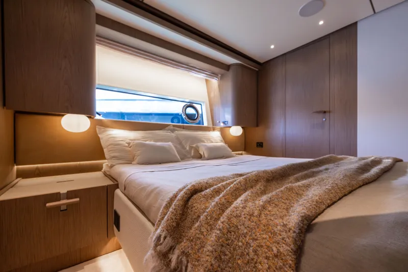 Slide: The Image of Azimut Fly 82 2027 - 41