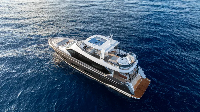 Slide: The Image of Azimut Fly 82 2027 - 9