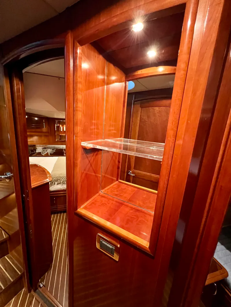 Slide: The Image of Carver Yachts 560 Voyager Skylounge 2005 - 34