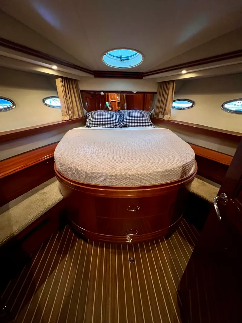 Slide: The Image of Carver Yachts 560 Voyager Skylounge 2005 - 28