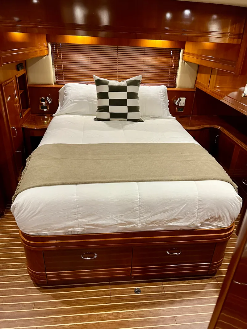 Slide: The Image of Carver Yachts 560 Voyager Skylounge 2005 - 22