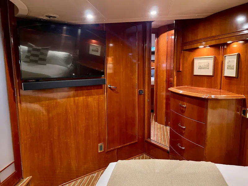 Slide: The Image of Carver Yachts 560 Voyager Skylounge 2005 - 27