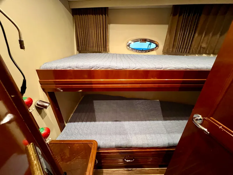Slide: The Image of Carver Yachts 560 Voyager Skylounge 2005 - 32