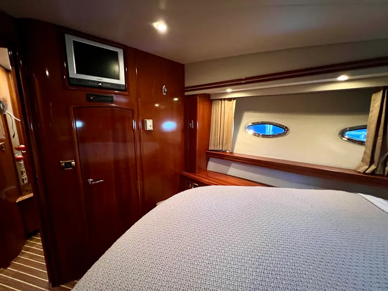 Slide: The Image of Carver Yachts 560 Voyager Skylounge 2005 - 29