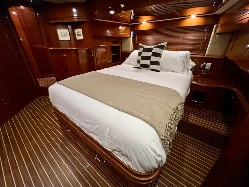 Slide: The Image of Carver Yachts 560 Voyager Skylounge 2005 - 23