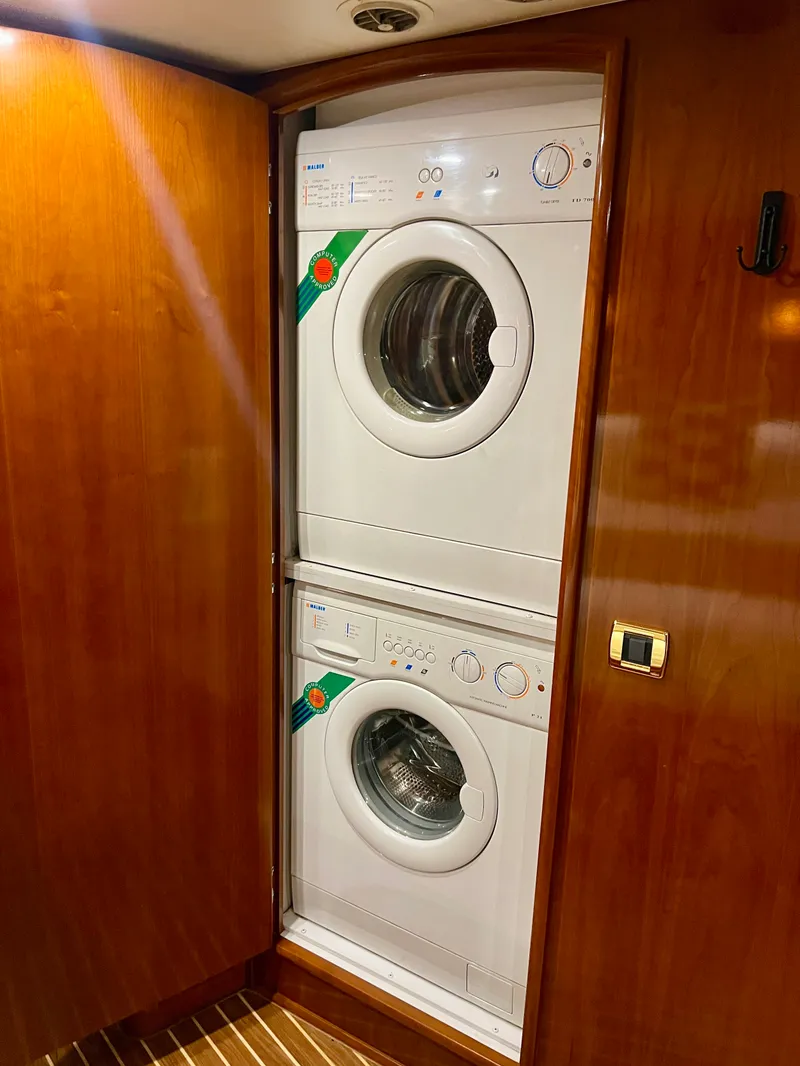 Slide: The Image of Carver Yachts 560 Voyager Skylounge 2005 - 24