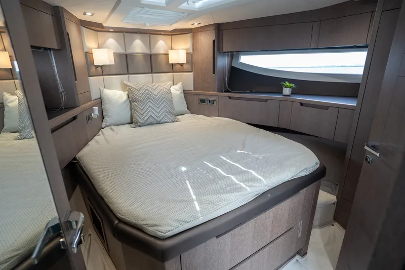 Slide: The Image of Galeon 510 SKY 2022 - 25