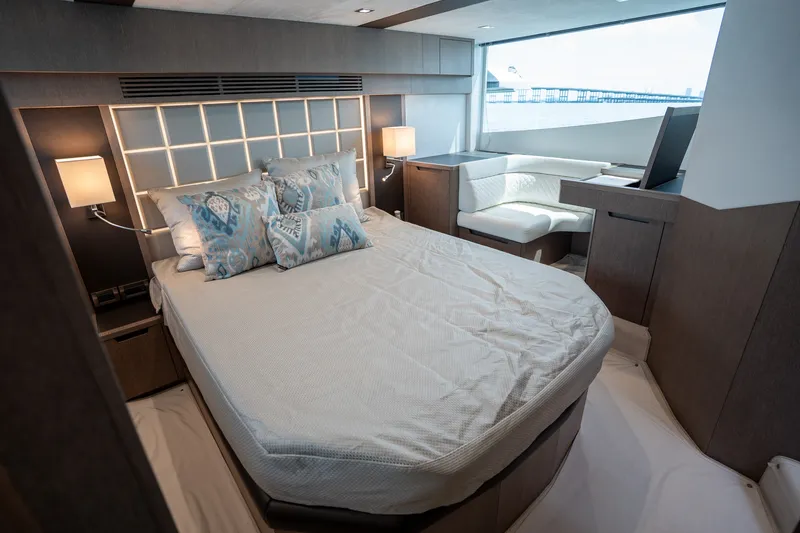 Slide: The Image of Galeon 510 SKY 2022 - 17