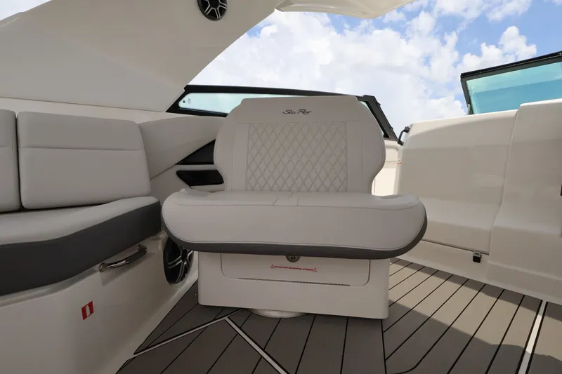 Slide: The Image of Sea Ray SLX 400 Outboard 2026 - 36