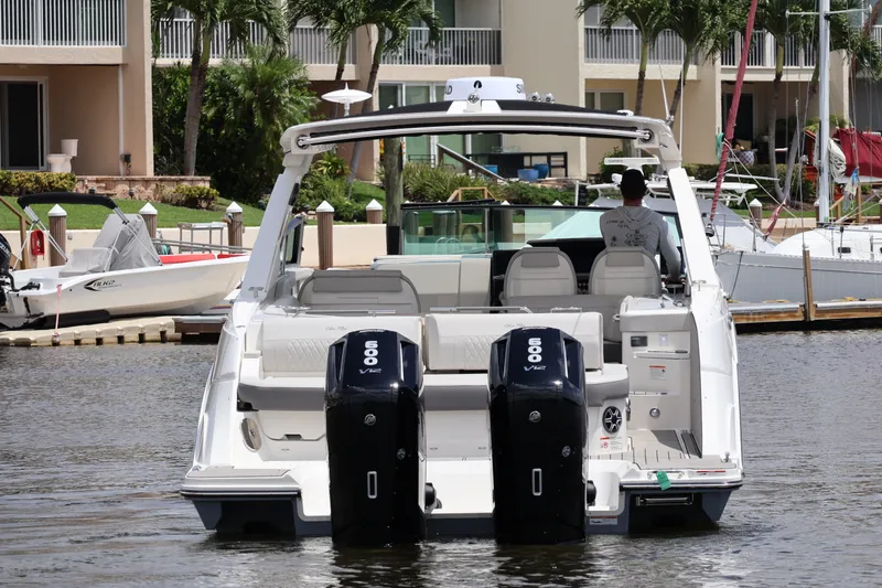 Slide: The Image of Sea Ray SLX 400 Outboard 2026 - 15