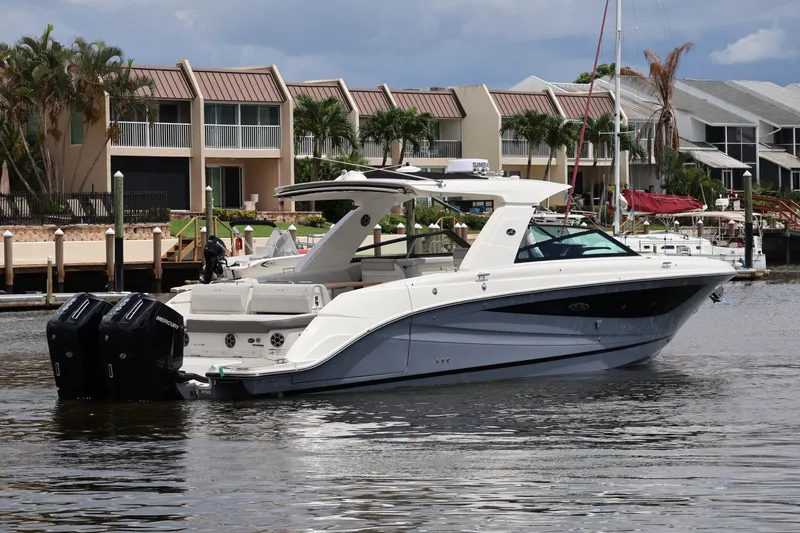 Slide: The Image of Sea Ray SLX 400 Outboard 2026 - 10