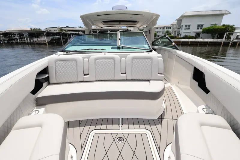 Slide: The Image of Sea Ray SLX 400 Outboard 2026 - 60