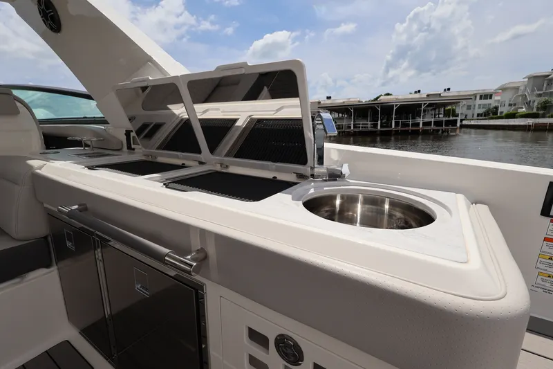 Slide: The Image of Sea Ray SLX 400 Outboard 2026 - 30