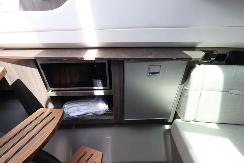 Slide: The Image of Sea Ray SLX 400 Outboard 2026 - 48