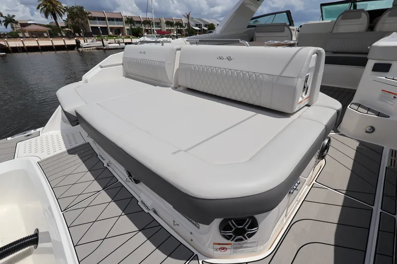 Slide: The Image of Sea Ray SLX 400 Outboard 2026 - 25