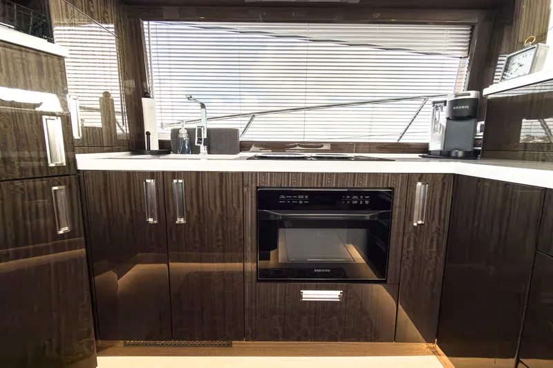 Slide: The Image of Galeon 550 Fly 2022 - 17